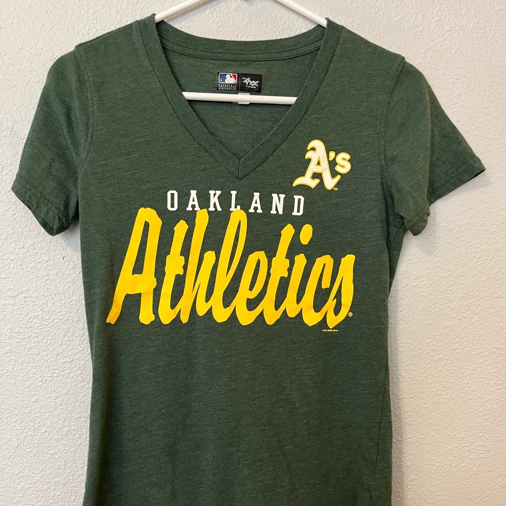 Oakland A’s Genuine MLB Merchandise GIII 4her by Carl Banks